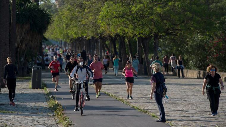 Cientos de españoles salieron a correr y a disfrutar de los parques en salidas recreativas (Télam).