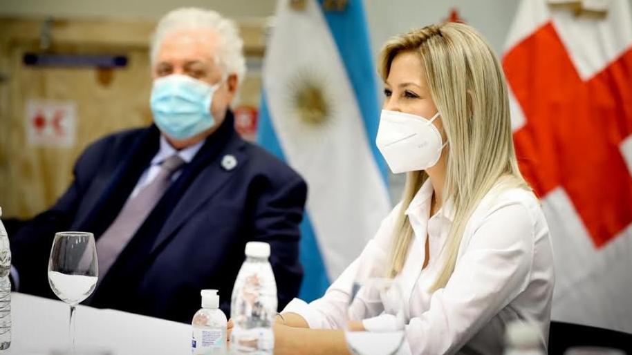 Fabiola Yáñez entregó insumos a hospitales junto la Cruz Roja.