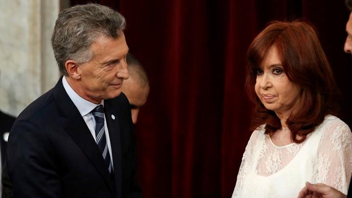 La última imagen de CFK y Macri juntos, el 10 de diciembre pasado en el Congreso.