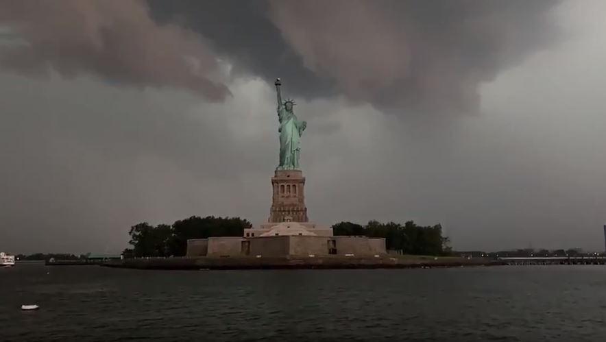 La filmación fue registrada desde un muelle en la isla Ellis, justo enfrente del reconocido paisaje urbano. 