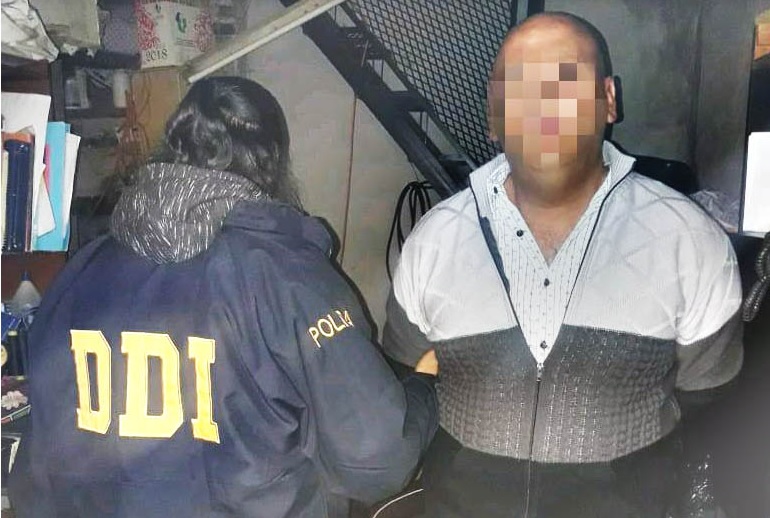 El pervertido, de 53 años, fue capturado por los investigadores policiales en la localidad de Laferrere.