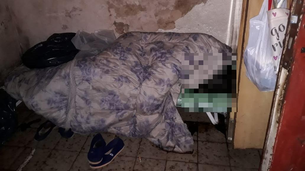 El más joven fue hallado muerto sobre su cama.