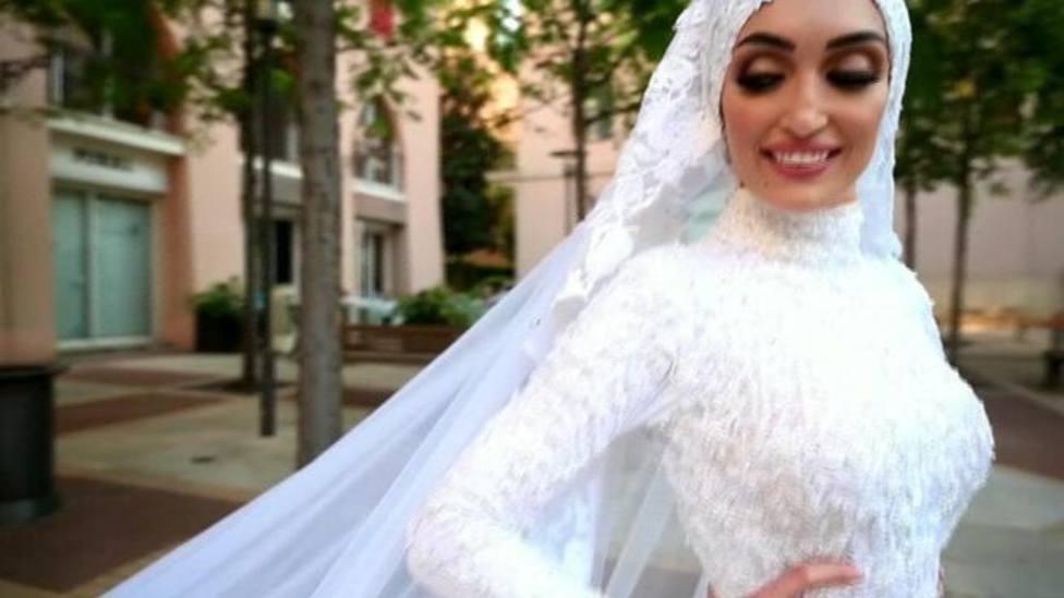 La novia mientras filmaba un video para su boda, en un barrio de Beirut. 