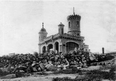 Las rocas que rodean a la construcción muestran cómo es el basamento sobre el que se asentó el Torreón. 