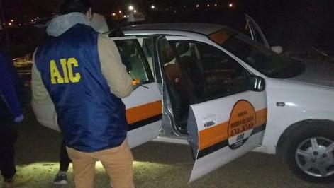 Un policía que conducía un remis marca Chevrolet Corsa, mató a dos pasajeros que habrían querido asaltarlo. 