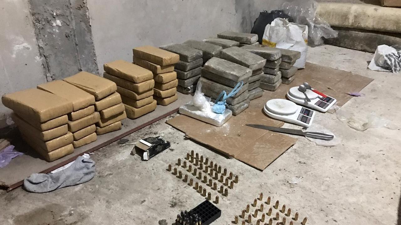 Marihuana, cocaína y balas, algunos de los elementos encontrados en el galpón narco de Barracas.