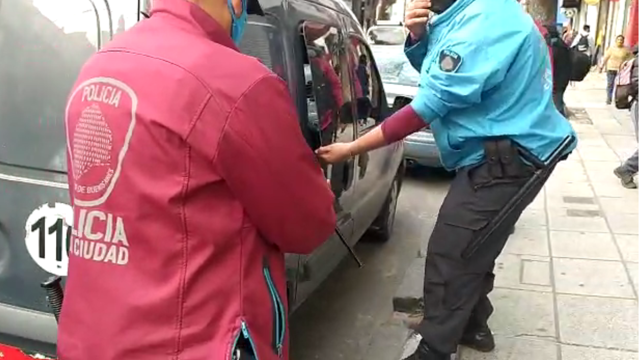 Efectivos policiales trabajando en la zona (Captura de video).