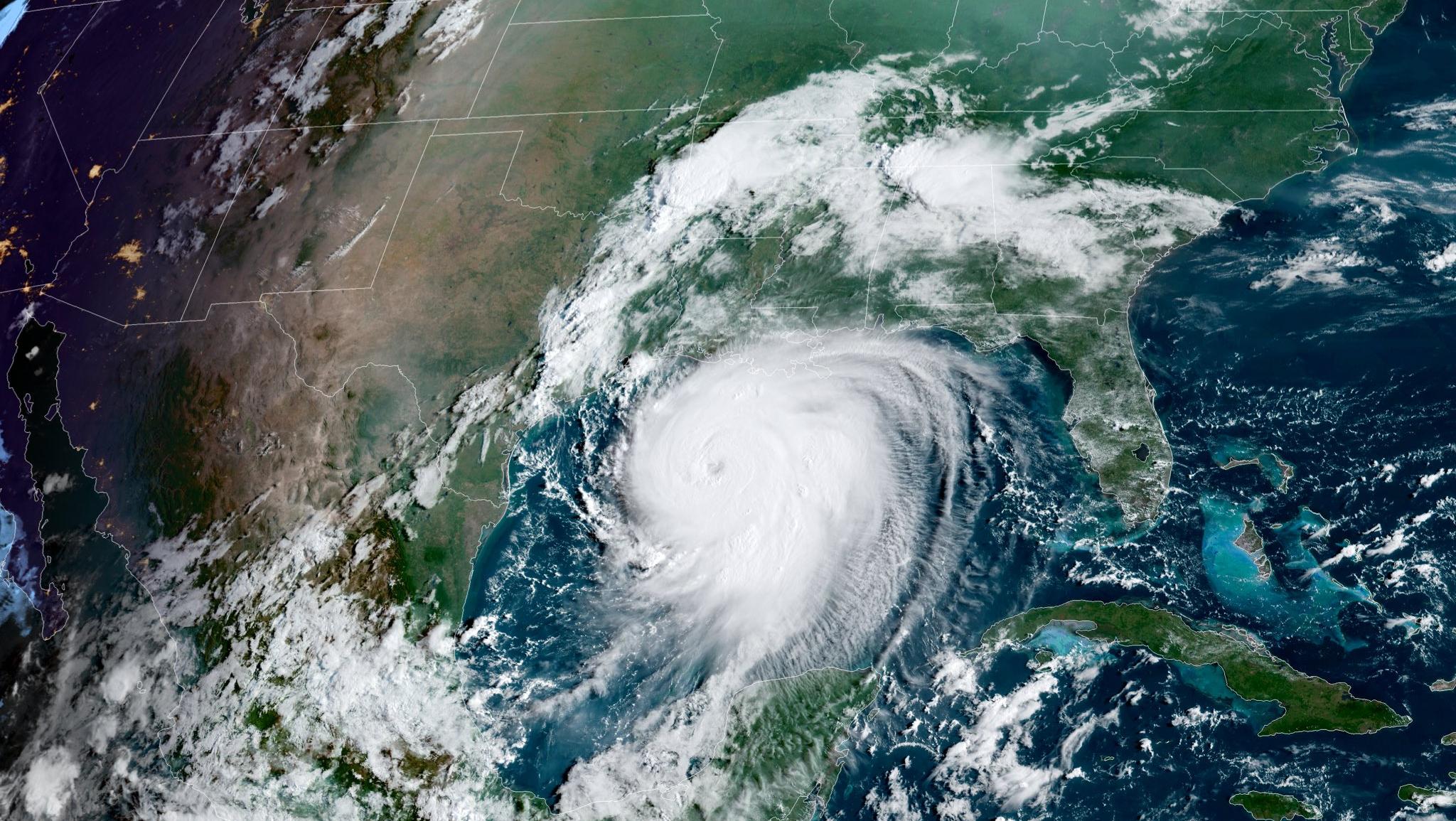 Está previsto que el huracán Laura se convierta en una tormenta de categoría 4 extremadamente peligrosa.