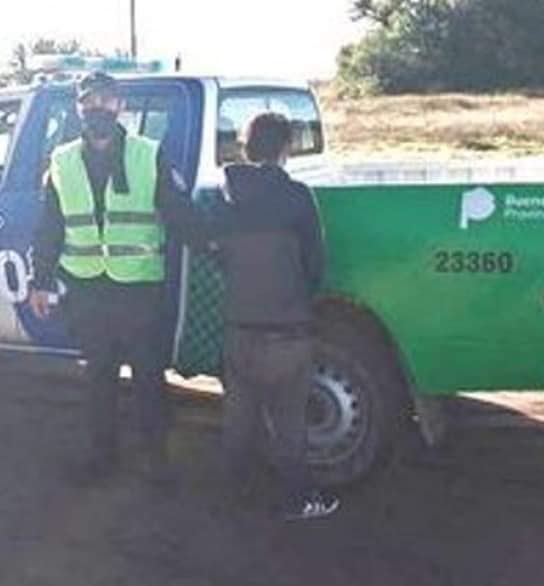 Acá se lo ve demorado durante un retén policial. 