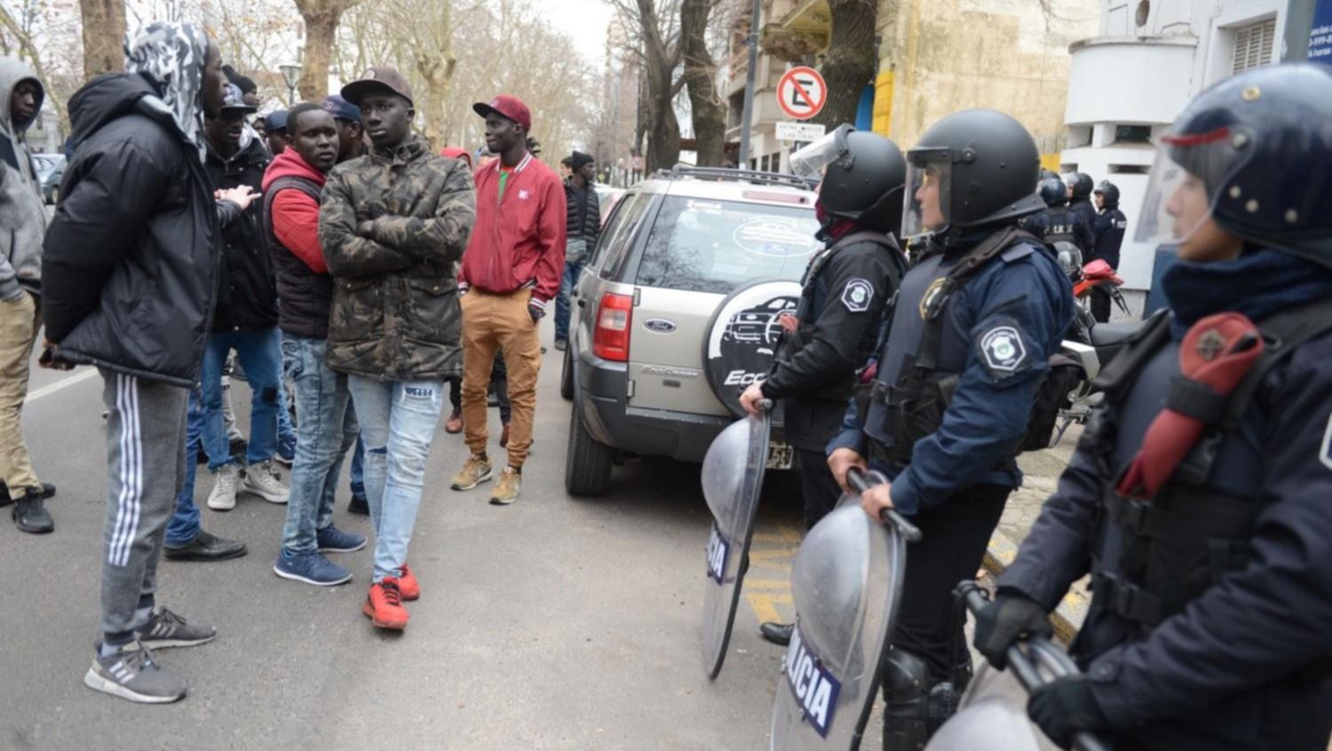 Manteros senegaleses de La Plata son sacados por la policía. (Gentileza: 0221).