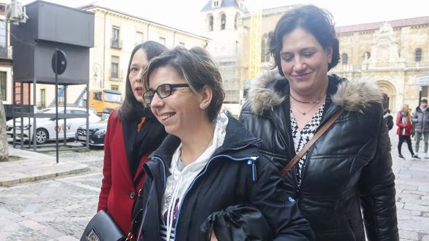 La condenada, a las puertas de la Audiencia de León durante el juicio.