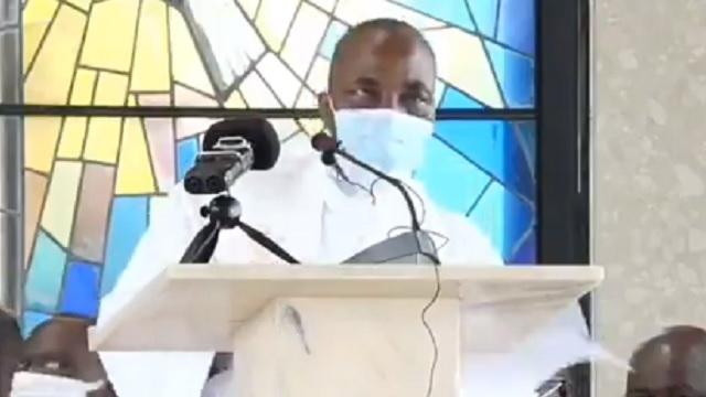 El sacerdote falleció frente a los fieles (Captura de video).