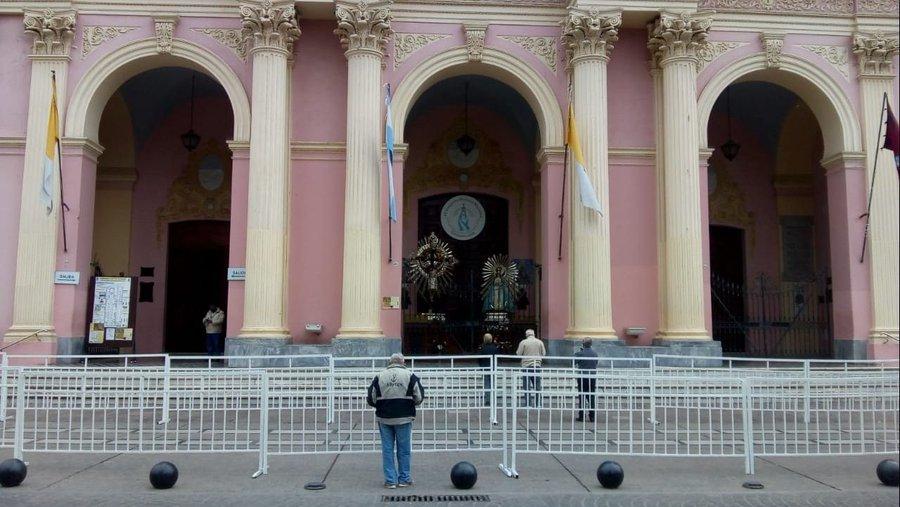 Los fieles se acercan a la Catedral de Salta a pesar de las recomendaciones gubernamentales.