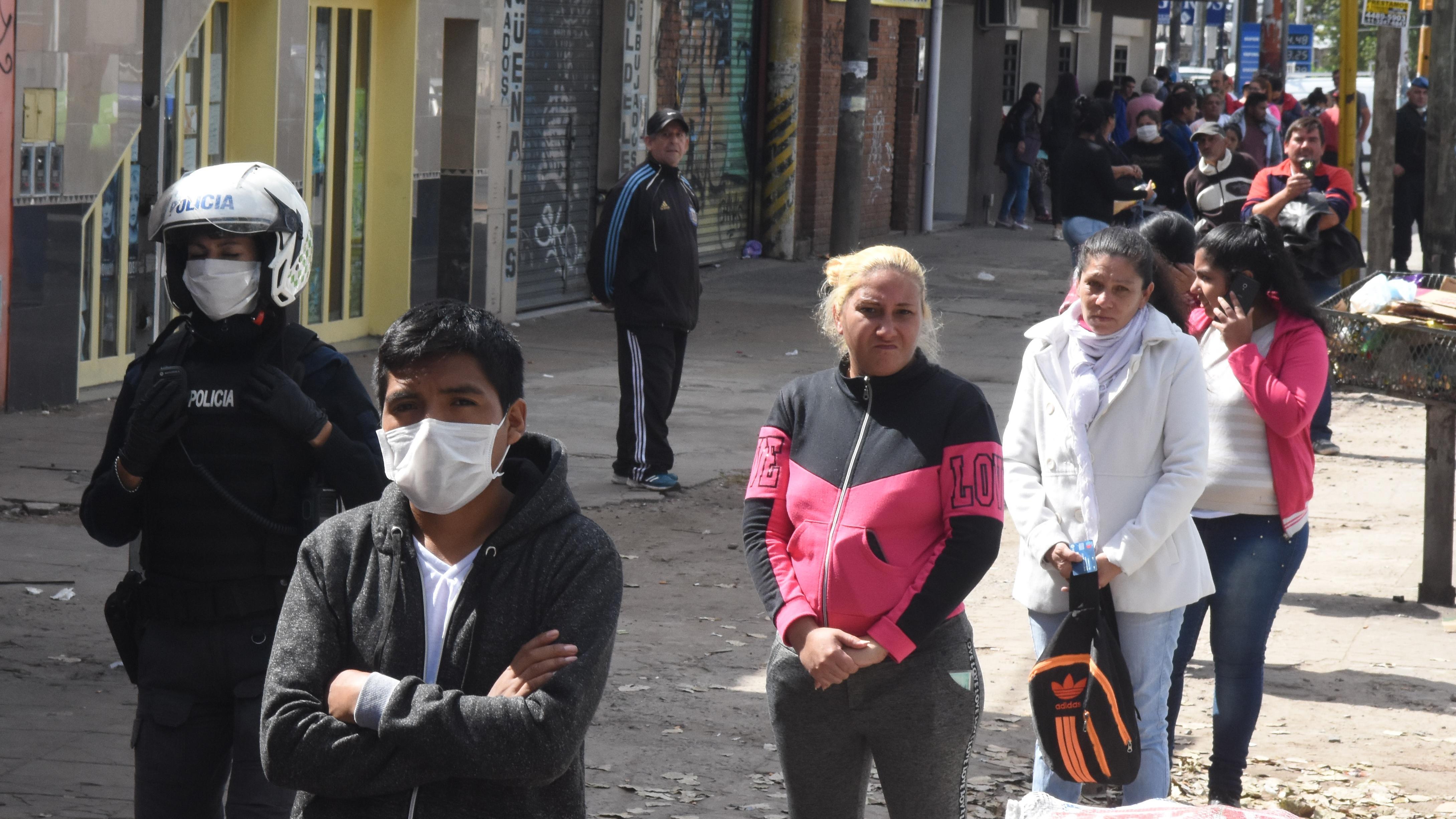 Las personas podrán cobrar sus haberes y asignaciones de acuerdo al número en que termina el DNI (Pablo Villán/Crónica).