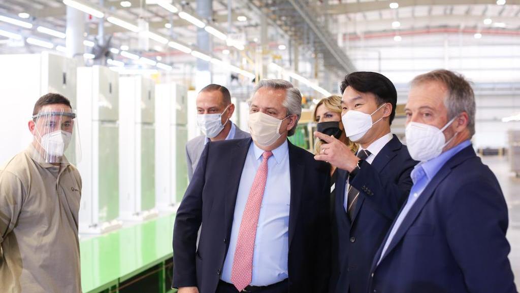 El Presidente recorrió las instalaciones de la empresa Visuar, donde se fabrican heladeras y lavarropas, entre otros productos..