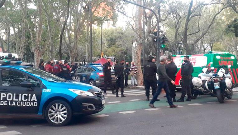 El enfrentamiento ocurrió en una de las veredas de la Plaza Manuel Belgrano.