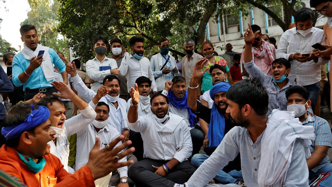 Protestas en la puerta del hospital de Nueva Delhi en donde falleció la joven.