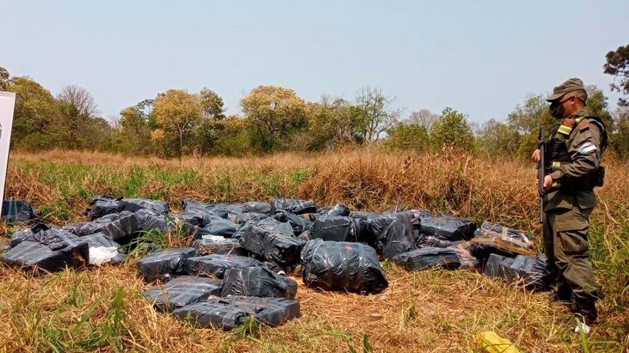 Un gendarme, custodiando la droga descubierta entre la vegetación de Misiones.