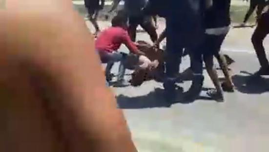 Los delincuentes fueron llevados al hospital en grave estado (Captura de video).