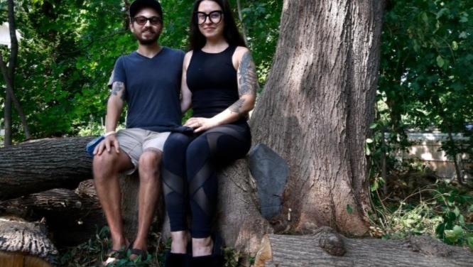 La pareja estadounidense que halló la lápida de 300 años en el jardín de su casa de Nueva Inglaterra.