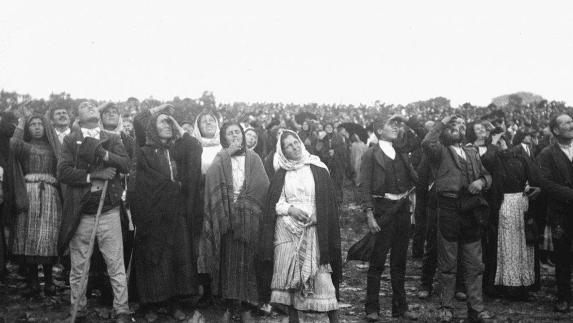 Miles de personas, entre las cuales había reporteros y fotógrafos, se juntaron un 13 de octubre de 1917 para atestiguar en milagro anunciado por la Virgen de Fátima