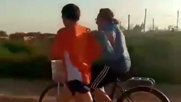 El atleta Pablo Astelarra, junto a su mamá, fueron filmados en una rutina de entrenamiento (Captura de pantalla).