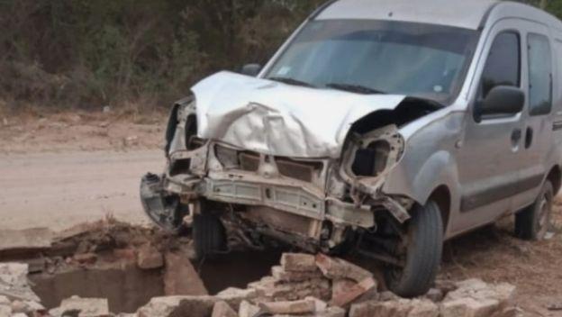 Una camioneta destruyó el sepulcro y despertó reclamos en los vecinos de El Quebrachal.