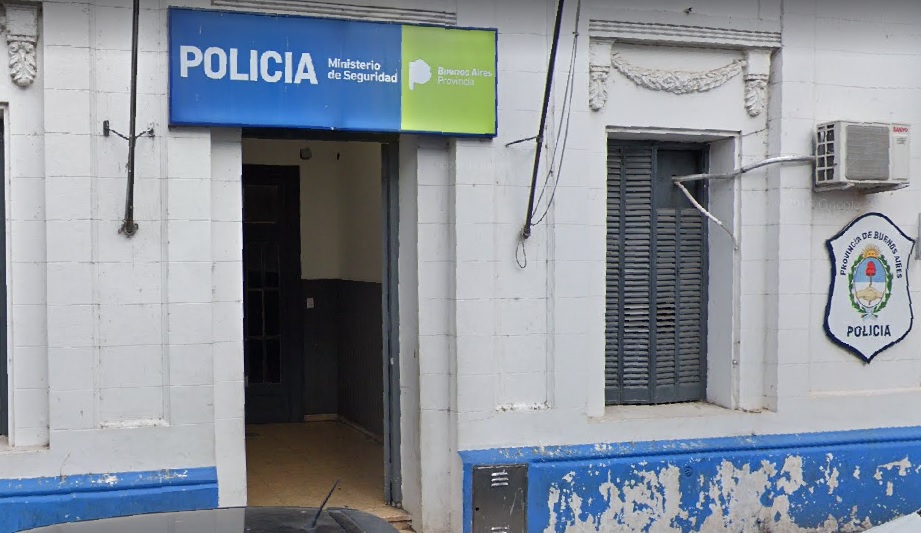 Los policías de la comisaría primera de San Nicolás buscan al demente que asesinó al sexagenario.