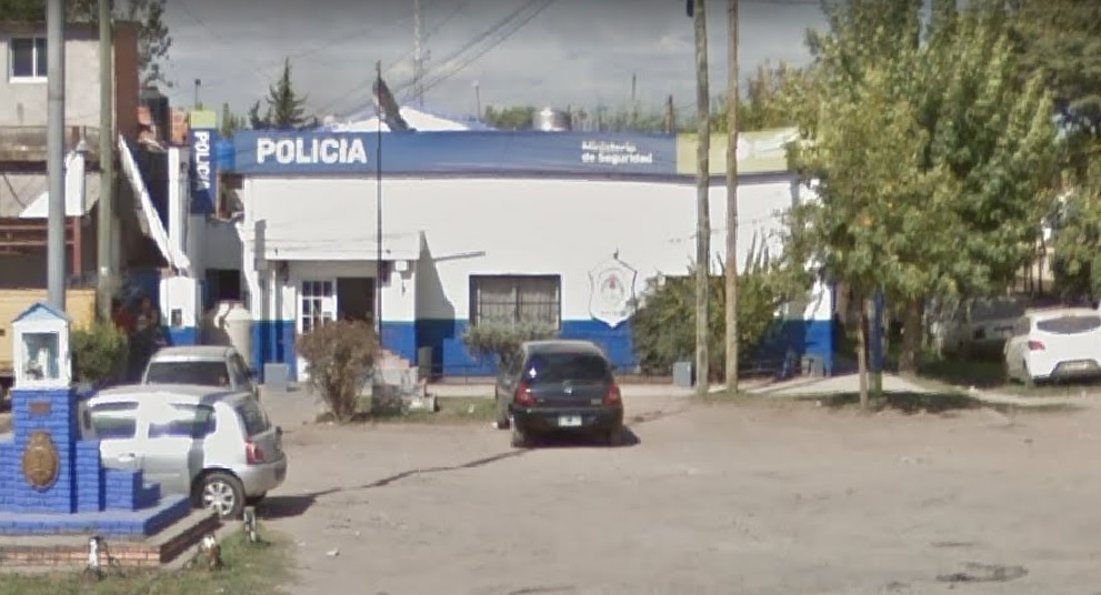 Los policías de la comisaría de Cuartel V buscan a los responsables del tremendo asesinato.