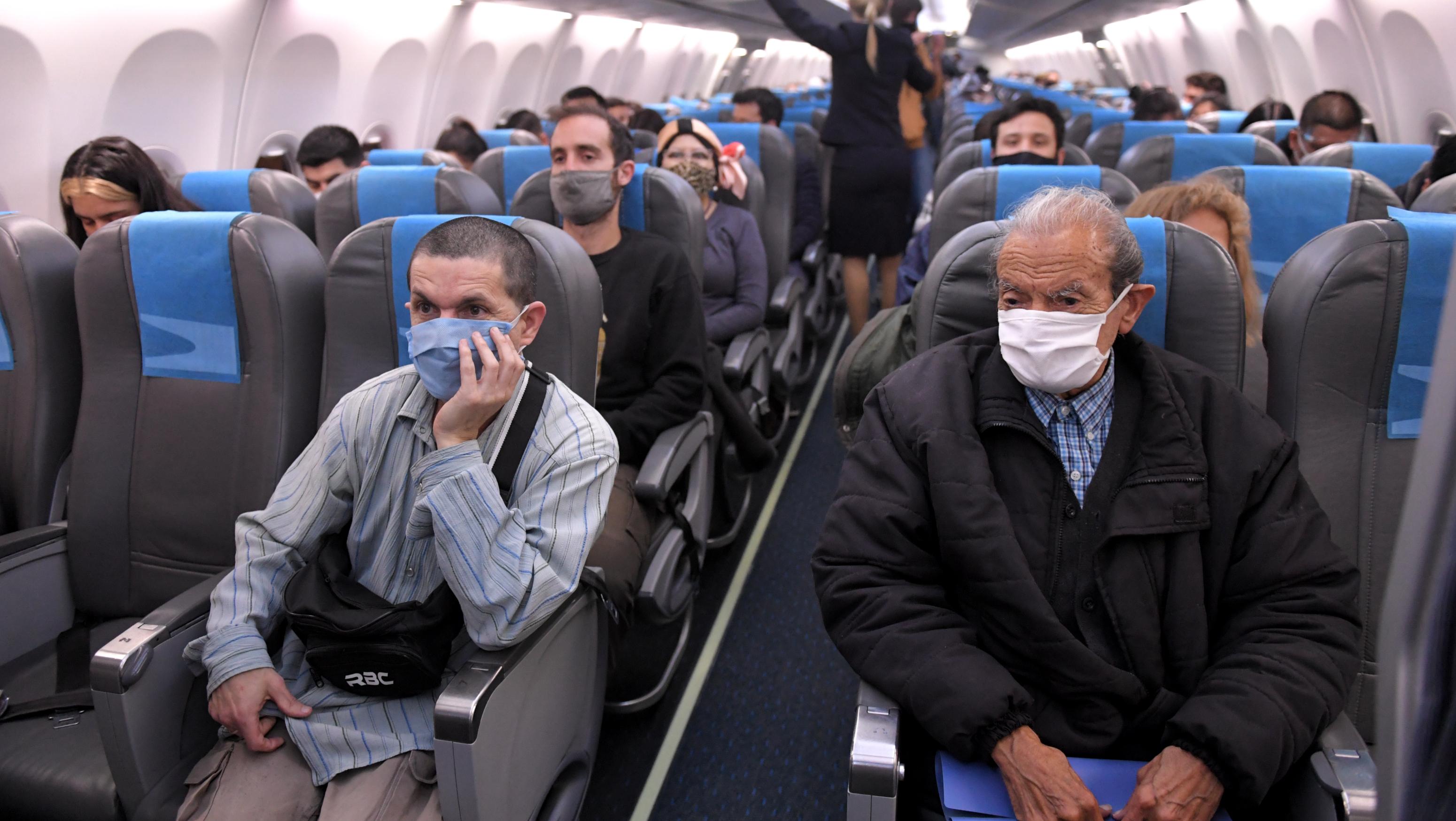 Las sensaciones de tripulantes y pasajeros en la vuelta de los vuelos regulares de Aerolíneas (Télam)