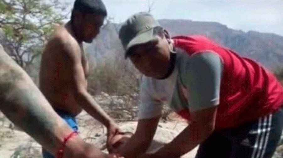 Violaron a un hombre en manada y filmaron el suceso (Captura de video). 