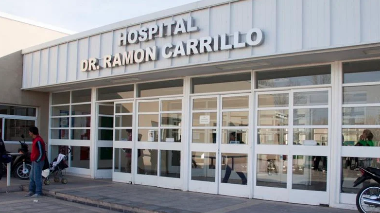 El hombre acusado de haber atacado a su pareja murió en el Hospital Carrillo.