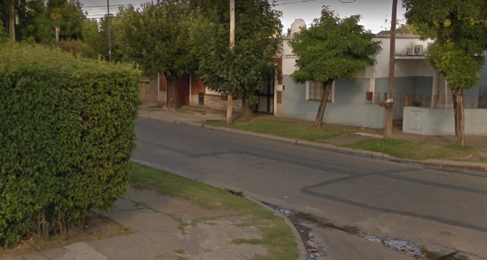 El joven fue atacado a disparos por los criminales en esta esquina, en el barrio Mitre, en Villa Tesei.