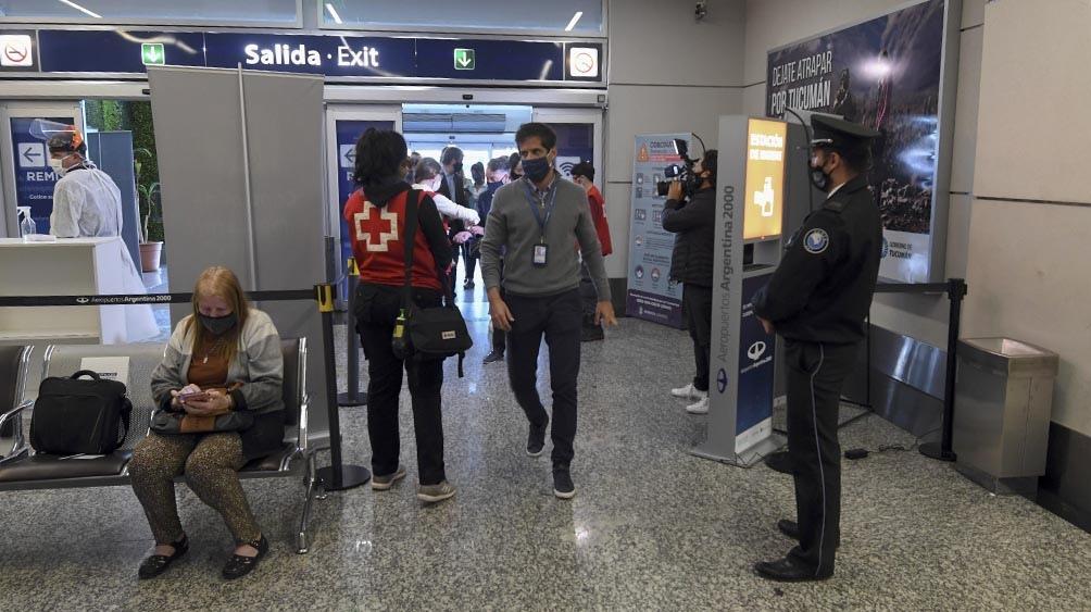 Aerolíneas Argentinas denunciará a aquellos pasajeros que intenten evadir controles sanitarios (Télam). 