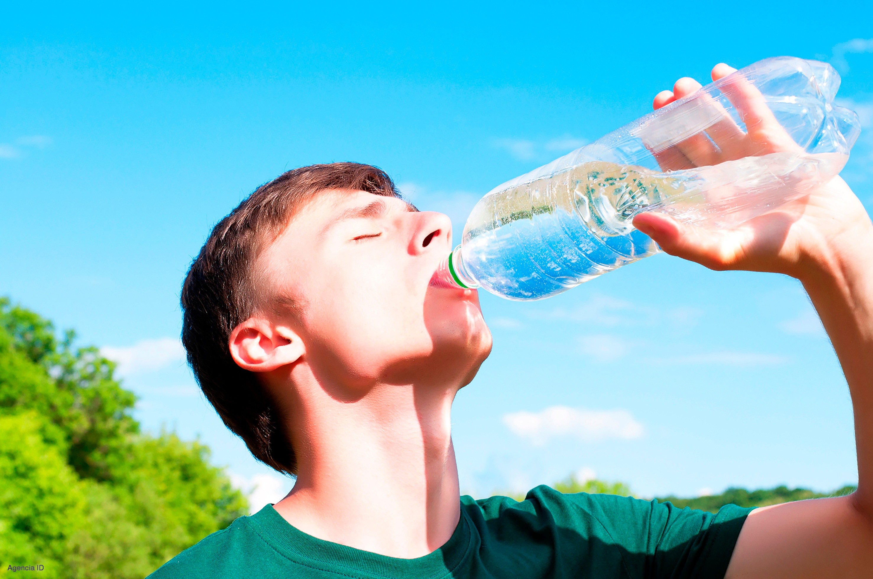 La hidratación es clave para evitar golpes de calor (Imagen ilustrativa).