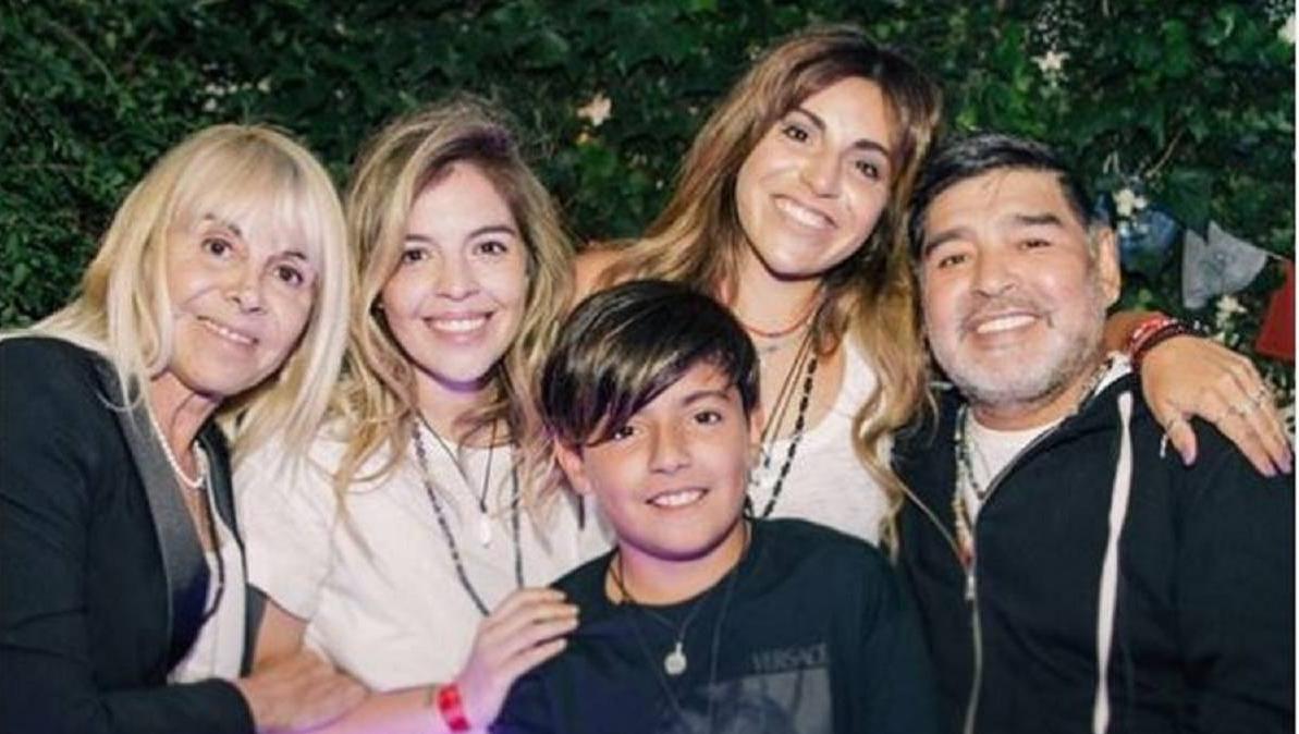 Claudia, Dalma, Diego y Gianinna junto a Benjamín, fruto de su relación con el Kun Agüero