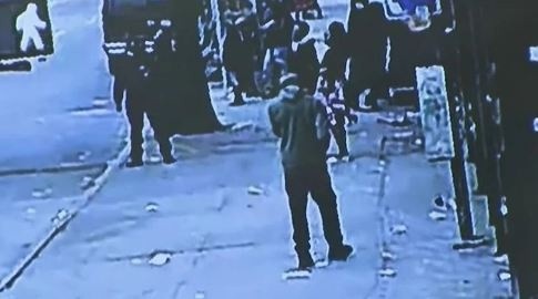 El suceso quedó registrado por cámaras de seguridad (Captura de video).