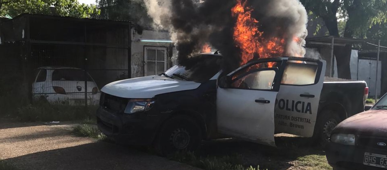 El patrullero fue incendiado por los vecinos.