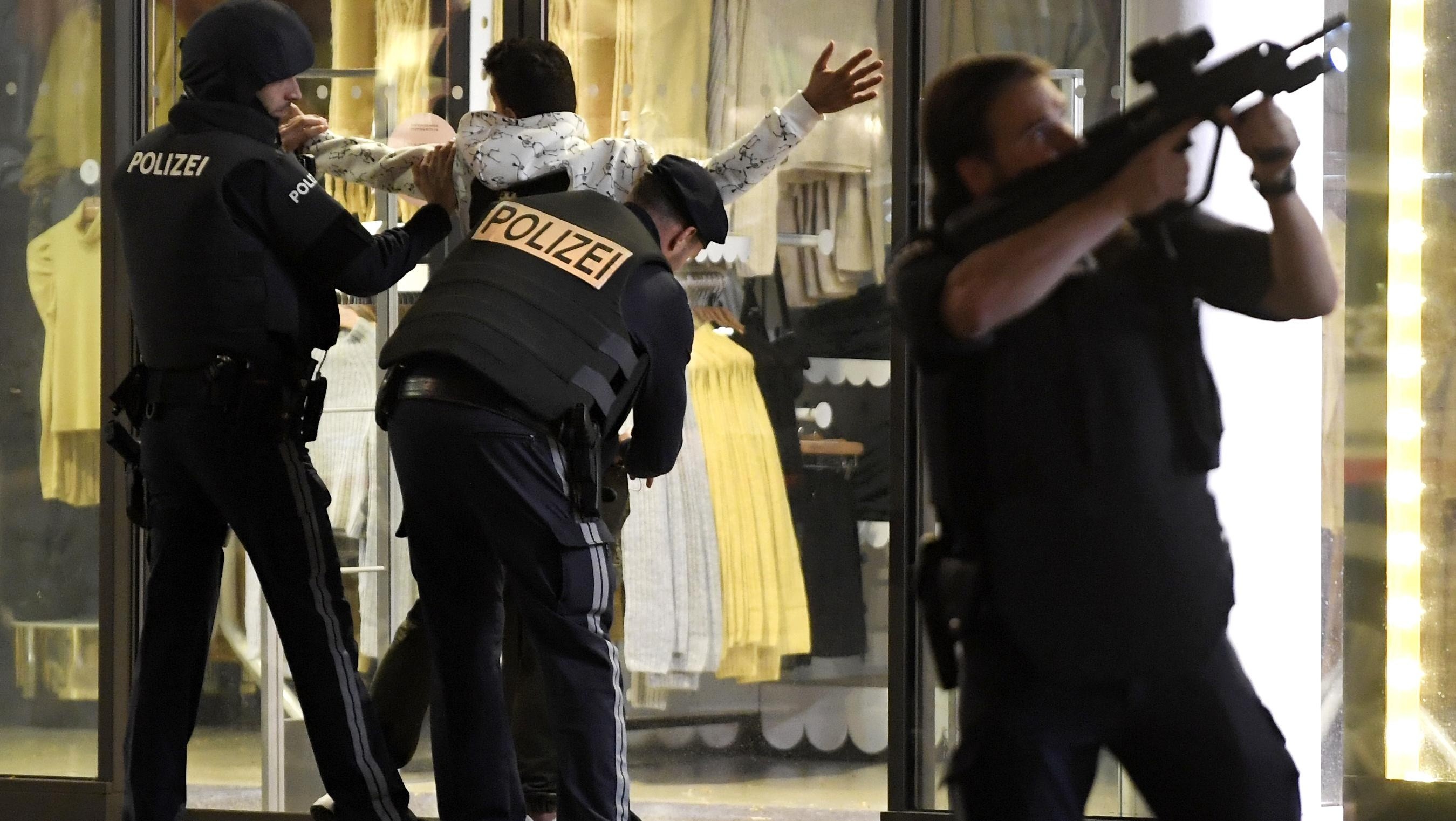 El momento de la detención de uno de los atacantes (AFP).