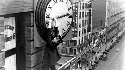 La vida y el tiempo que dura, representada en un reloj y un ser humano que intenta frenar las aguja.