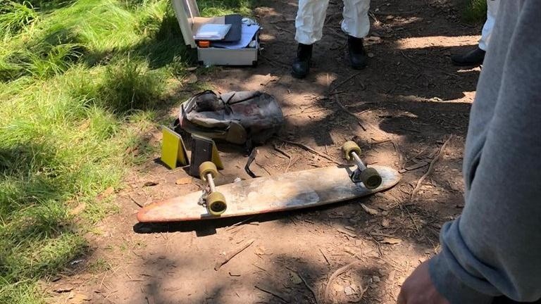 La patineta y las pertenencias del muchacho asesinado.