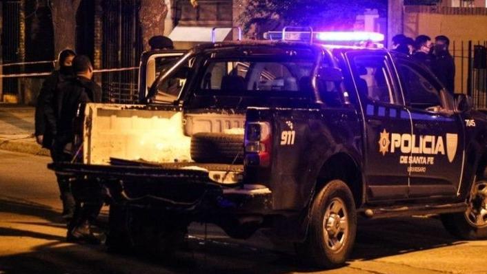 Rosario: asesinan de un disparo a un hombre que veía un partido de fútbol en su casa.