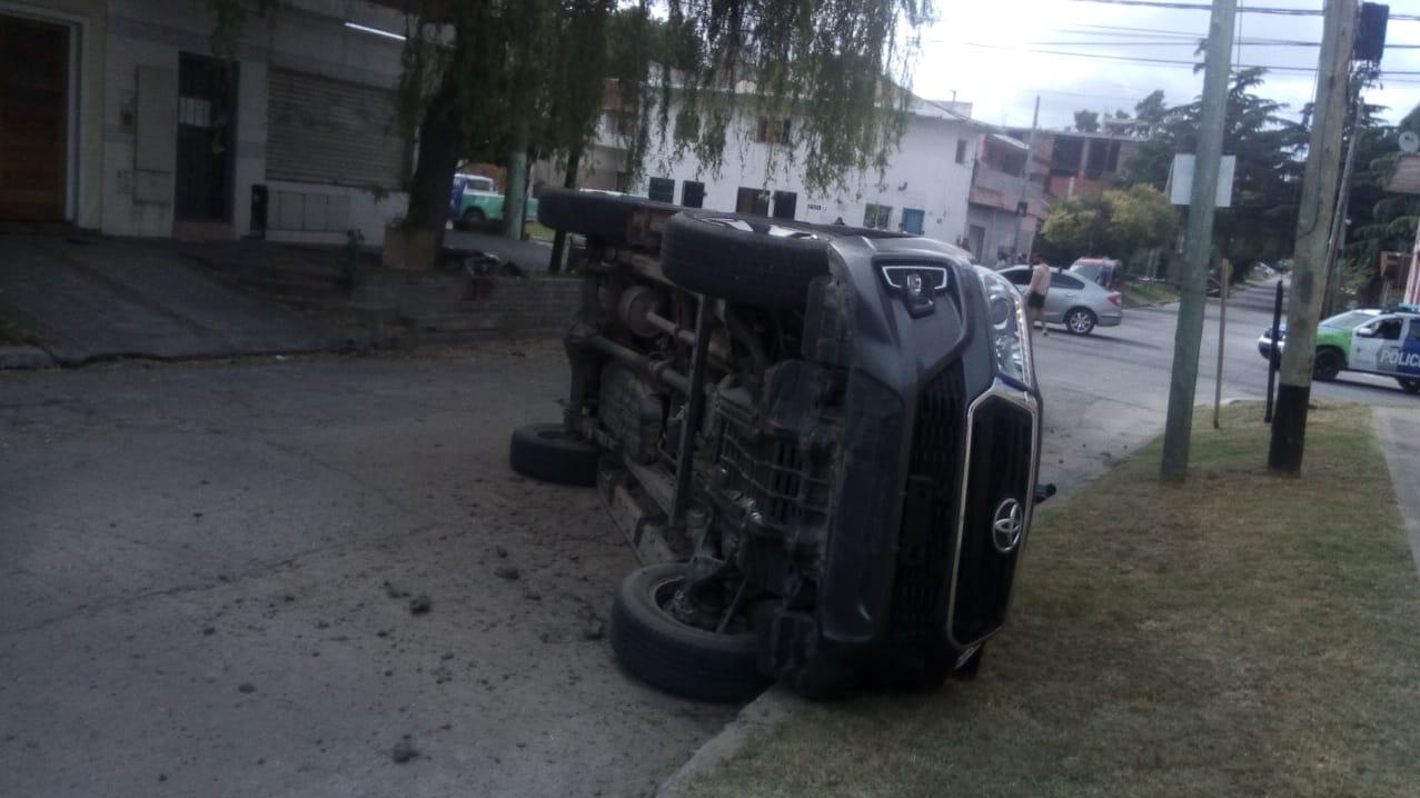 Así quedó la camioneta volcada en Quilmes (Twitter).