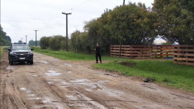 El cuerpo fue hallado en la colectora, a la altura de la entrada de una finca.