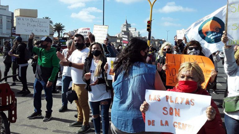 Mar del Plata: marcha contra la privatización de las playas públicas.