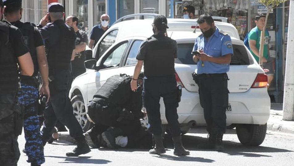 Gabriel Orellano (21) fue detenido a metros de la Fiscalía. Iba en este auto y estaba acompañado.