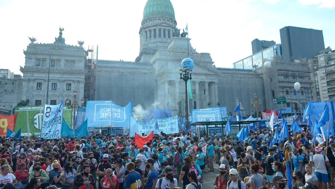 Organizaciones políticas, movimientos sociales y sindicatos se manifestaron frente al Congreso en apoyo al Gobierno. (Fernando Pérez Re/Crónica))