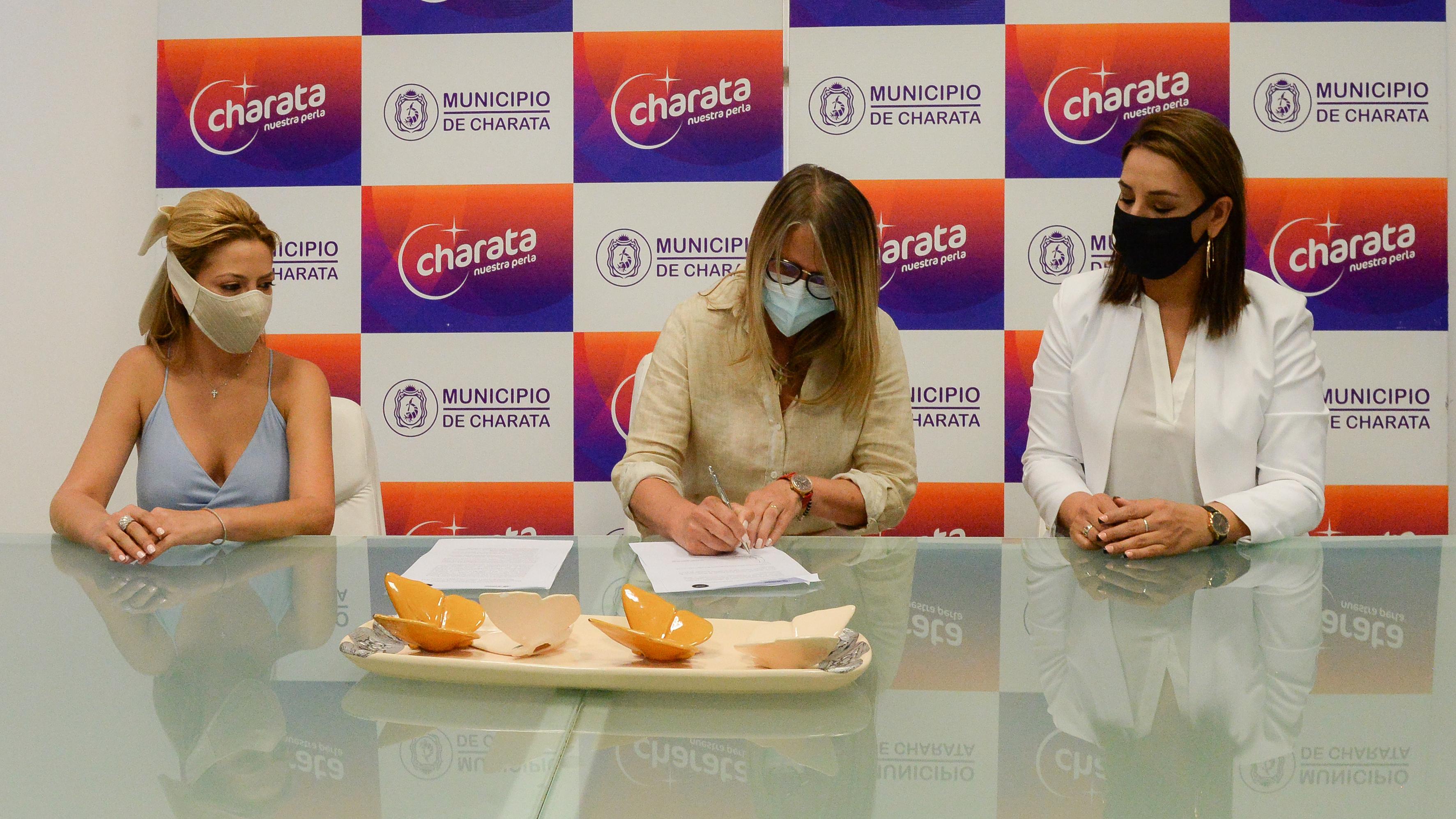 Fabiola Yañez firmó el convenio con con la intendenta María Luisa Chomiak.