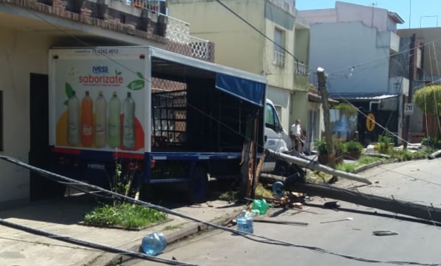 El camión robado por el delincuente finalizó incrustado en una vivienda, en la localidad de Villa Caraza.