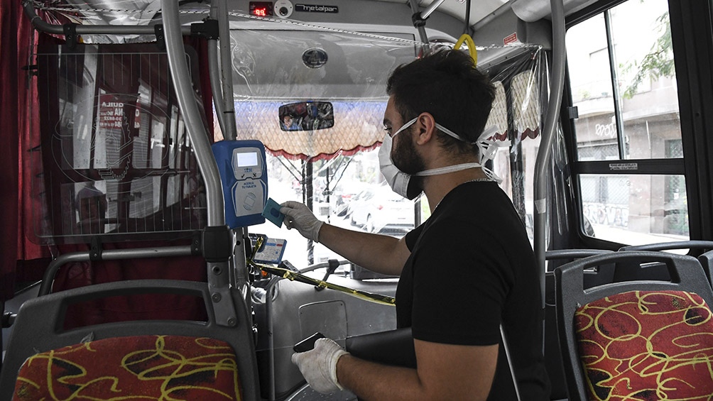 El servicio interurbano fue rehabilitado en Buenos Aires, pero sólo para pasajeros esenciales (Télam/Archivo).